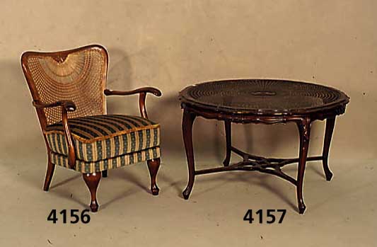 Couchtisch, deutsch, um 1930, Chippendale- stil, Nußbaum massiv, mit geflochtenem Korb- geflecht, geschwunge Beine, H. ca. 58 cm, D. ca. 96 cm