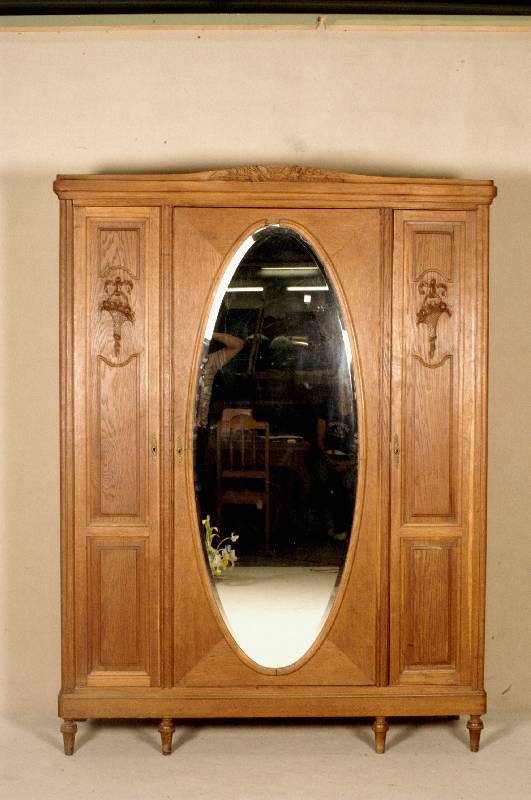 Kleiderschrank, Frankreich, um 1900, Eiche massiv, 3-tÜrig, mit ovalem facettiertem Spiegel, EinlegebÖden, dezente Schnitzereien, ...