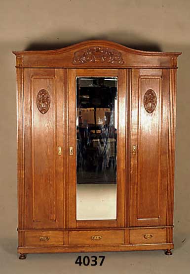 Kleiderschrank, deutsch, um 1906/10, Weich- holz bzw. Eiche massiv, Front und Seiten auf Rahmen gearbeitet, Eichefurnier, z.T. gespie- gelt, ...