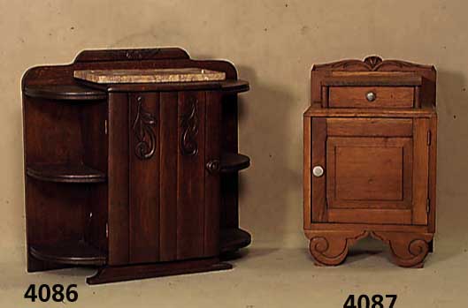 Nachttisch, Frankreich, um 1935/40, Weich- holz, Eiche massiv, Eichefurnier, Front auf Rahmen gearbeitet, Flachschnitzerei in Rocail- len, ...