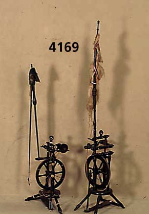 2 SpinnrÄder, deutsch, um 1830/40, Buche massiv, Obstholz und Nußbaum, Bein- bzw. Elfenbeineinlagen, reiche Drechselarbeit, Spinnrocken intakt, ...