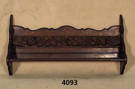 Tellerboard, Elsaß, um 1900, Eiche massiv, FrÜchte- und Blattschnitzerei aus dem Vollholz , Seiten und Mittelteil vielfach geschweift und ...