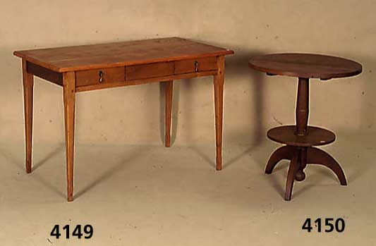 Tisch bzw. Schreibtisch, Frankreich, um 1900/ 10, Korpus Weichholz und Buche, z.T. massiv, Beine z.T. abgekantet, Tischplatte sekundÄr, ...