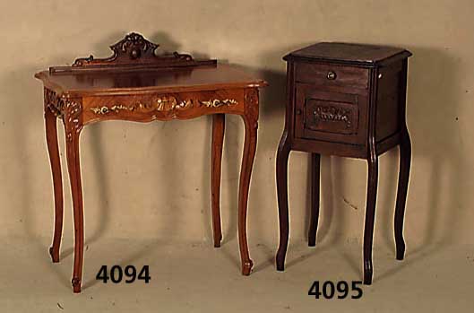 NachtschrÄnkchen, Frankreich/Umkreis von Nancy, um 1890/1900, auf Rahmen gearbeitet, Eiche massiv, Eichefurnier, sparsame Blumen- schnitzerei ...