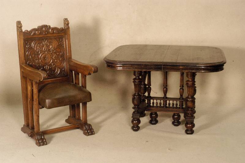 Ausziehtisch, Frankreich, um 1890, Umkreis von Dijon, Eiche massiv, Eichefurnier, Aus- ziehteil Buche, reiche Drechselarbeit, in sich 5-fach ...