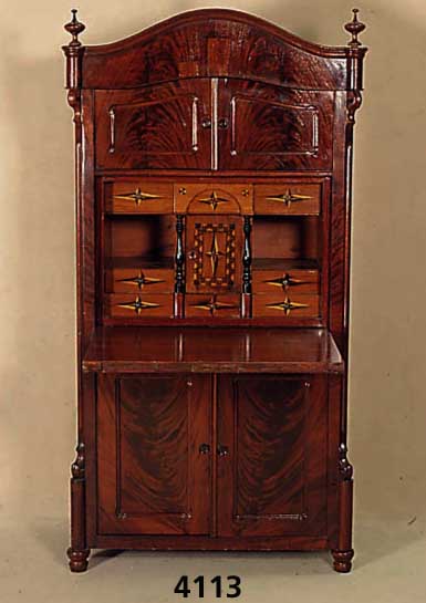 SchranksekretÄr, mitteldeutsch, um 1840/50, Korpus Weichholz/Hartholz, Pyramidenmahagoni- furnier gespiegelt, 3-teilig, Kopf geschwungen , Front ...
