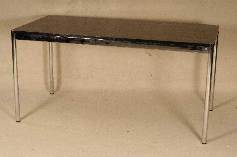 USM-Haller Tisch, Entwurf 1960/65, Stahl- rohrkonstruktion, Tischplatte Eichefurnier geschwÄrzt, Gebrauchsspuren, bedeutendes StÜck des ...