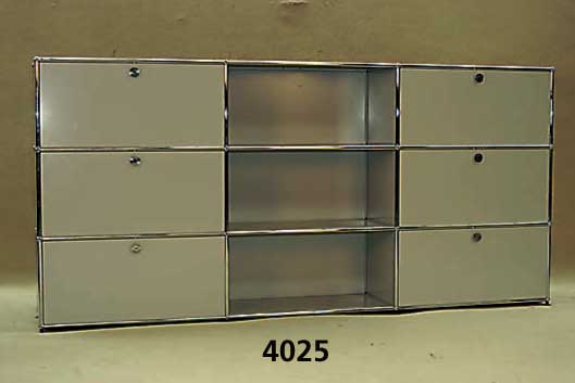 USM-Haller Sideboard, Entwurf 1960/65, Stahlrohrkonstruktion durch Kugeln verbunden, 6 KlapptÜren, Tablare in lichtgrau, Gebrauchs- spuren, selten ...