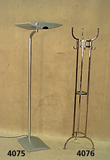Stehlampe Legato, Hersteller Waldmann, die Lampe regelt durch das integrierte Licht- management die Lichtleistung, absolut blend- freies Licht ...
