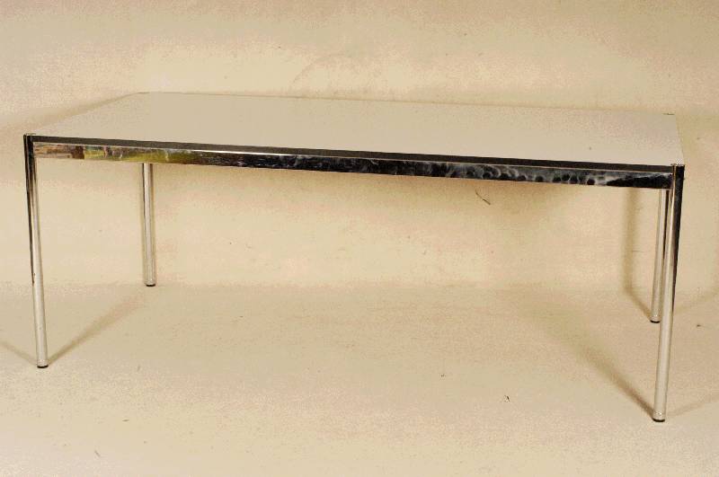 USM-Haller Tisch, Entwurf 1960/65, Stahl- rohrkonstruktion, Tischplatte Kunstharz perl- grau, mit Gebrauchsspuren, bedeutendes StÜck des ...