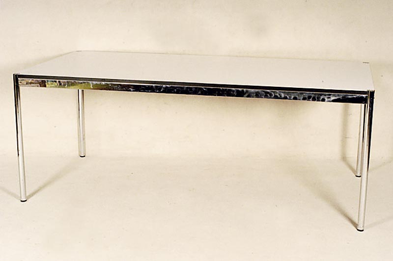USM-Haller Tisch, Entwurf 1960/65, Stahl- rohrkonstruktion, Tischplatte Kunstharz perl- grau, mit Gebrauchsspuren, bedeutendes StÜck des ...