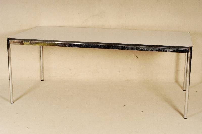 USM-Haller Tisch, Entwurf 1960/65, Stahl- rohrkonstruktion, Tischplatte Kunstharz perl- grau, mit Gebrauchsspuren, bedeutendes StÜck des ...
