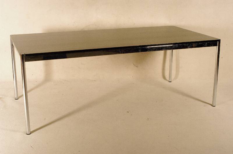 USM-Haller Tisch, Entwurf 1960/65, Stahl- rohrkonstruktion, Tischplatte Eichefurnier geschwÄrzt, Gebrauchsspuren, Tischplatte be- schÄdigt, ...