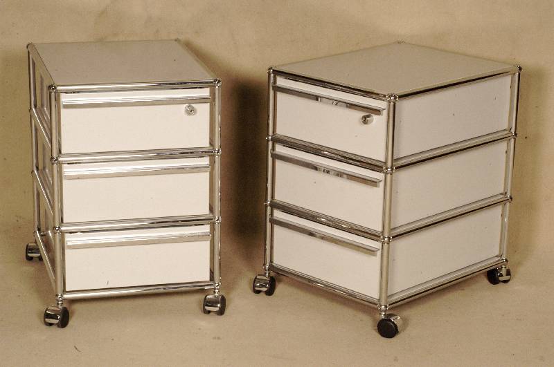 USM-Haller, Rollcontainer, Entwurf 1960/65, Stahlrohrkonstruktion durch Kugeln verbunden, 3 Schubladen, Tablare in lichtgrau, auf Rollen , ...