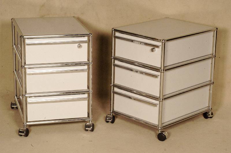 USM-Haller, Rollcontainer, Entwurf 1960/65, Stahlrohrkonstruktion durch Kugeln verbunden, 3 Schubladen, Tablare in lichtgrau, auf Rollen , ...