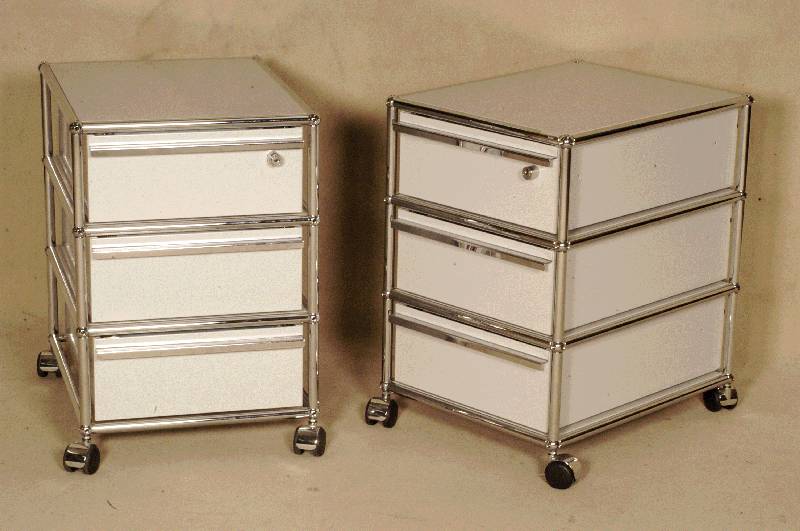 USM-Haller, Rollcontainer, Entwurf 1960/65, Stahlrohrkonstruktion durch Kugeln verbunden, 3 Schubladen, Tablare in lichtgrau, auf Rollen , ...