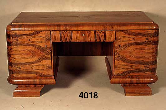 Schreibtisch, deutsch, um 1932/34, Korpus Weichholz/Hartholz, kaukasisch Nußbaum bzw. Wurzelnuß, z.T. gespiegelt, lebhaftes Furnier- bild, ...