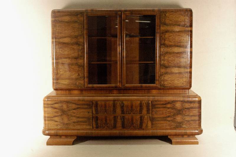 Vielzweckschrank, deutsch, um 1930/32, Korpus Weichholz/Hartholz, sparsam abgerundet bzw. geschwungen, kaukasisch Nußbaum- bzw. ...