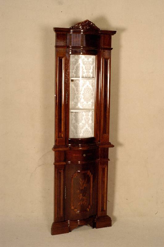 Eckvitrine, Italien, florentinischer Stil, Korpus Weichholz und Buche, Nußbaumfurnier, Front geschweift, teilverglast, aufgesetzte Leisten, ...
