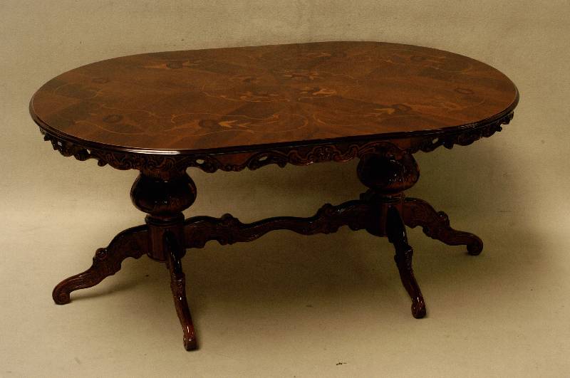 Prunktisch, Italien im Stil von 1750, Barockstil, SÄulen in Balusterform mit 6-fach reich geschnitzten Auslegern, Zarge reich geschweift mit ...