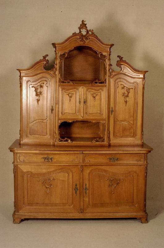 AufsatzmÖbel, deutsch, um 1890/1900, Rokoko- stil, 2-teilig, Nußbaum massiv, Nußbaumfunier, abgeschrÄgte Ecken, Schnitzereien aus dem Vollholz ...