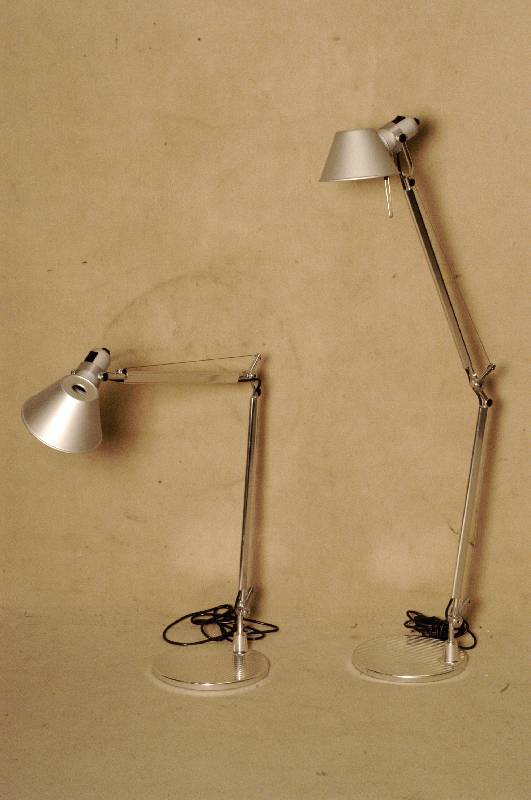 Artemide Tischlampe "Tolomeo", ausrichtbare Arme aus glÄnzendem Aluminium, in alle Richtungen verstellbarer Kopf, aus matt-eloxiertem ...