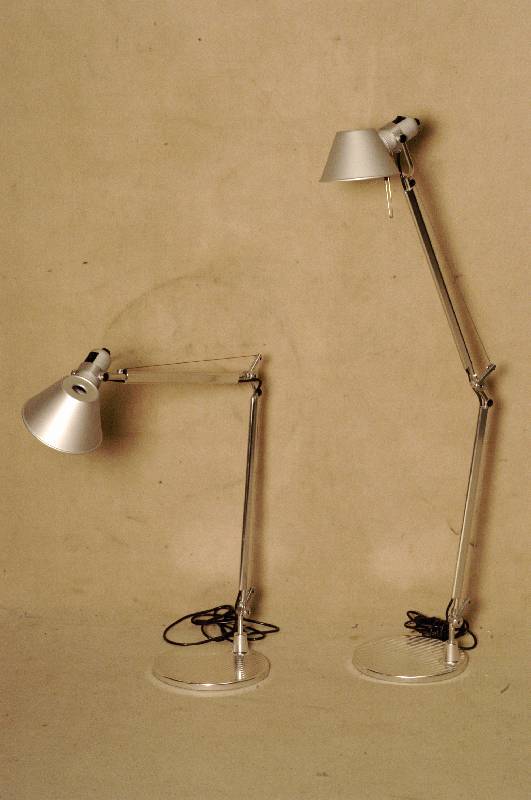 Artemide Tischlampe "Tolomeo", ausrichtbare Arme aus glÄnzendem Aluminium, in alle Richtungen verstellbarer Kopf, aus matt-eloxiertem ...