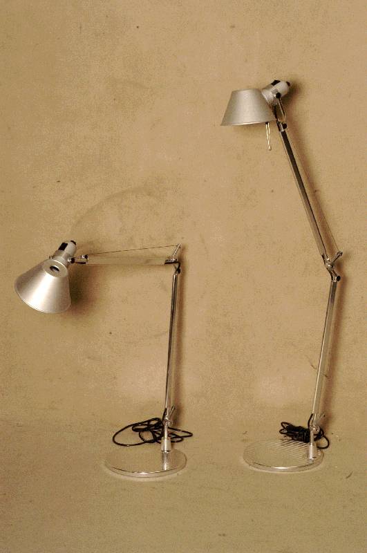 Artemide Tischlampe "Tolomeo", ausrichtbare Arme aus glÄnzendem Aluminium, in alle Richtungen verstellbarer Kopf, aus matt-eloxiertem ...