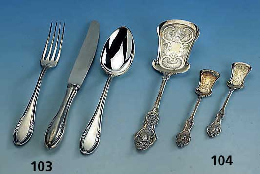Eis-/Dessertbesteck fÜr 12 Personen, 800er Silber, feiner Guß, z.T. punziert und nachgestochen, Muschel- und Rokaillendekor, Bes.-Monogr., ...