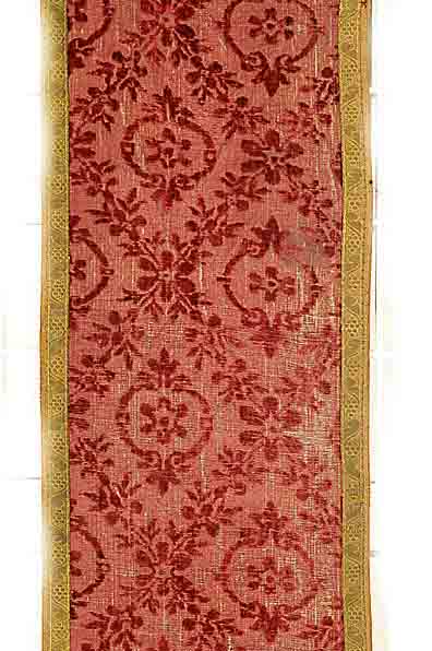 Seidensamt, Italen, um 1700, Seide auf Baumwolle, ca. 156 x 24 cm, Schätzwert: 550.- EURO, EHZ: 4-5