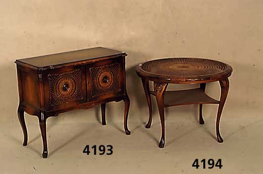 Couchtisch, deutsch, um 1930, Chippendale- stil, Nußbaum massiv, mit geflochtenem Korb- geflecht, geschwungene Beine, H. ca. 58 cm, D. ca. 80 cm