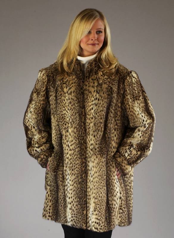 Wildkatzen-Longjacke, Gr. ca. 38/40, Ärmel mit BÜndchen, 2 Einschubtaschen, Stehkragen, l. Tragepsuren, RÜckenl. ca. 82 cm, lt. EG-VO-Nr. ...