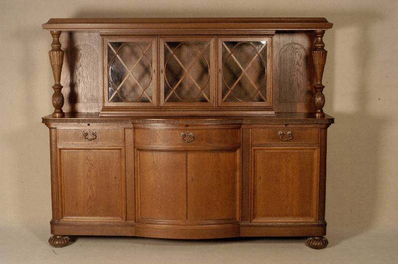 Aufsatzbuffet, deutsch, um 1924/28, sogenanntes NiederhÖfer-MÖbel, unsigniert, Korpus Hartholz/Weichholz, Eichefurnier, auf Rahmen gearbeitet, ...
