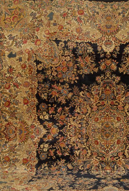 Kerman, Persien, ca. 40 Jahre, Wolle auf Baumwolle, ca. 384 x 334 cm, EHZ: 3-4 SchÄtzwert: 3200 EURO.