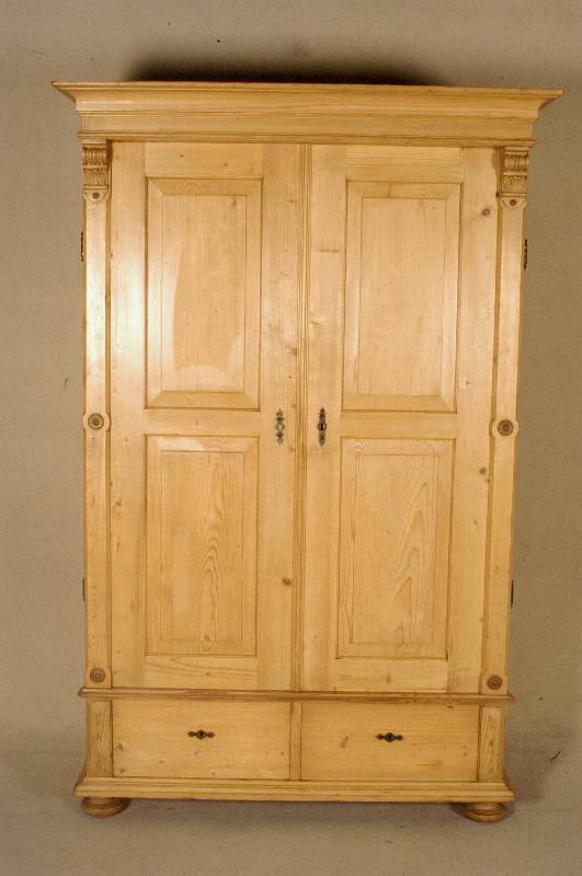Weichholzschrank, deutsch, um 1880, Tanne massiv, gelaugt, geschliffen und gewachst, Kopfleiste doppelt getreppt, TÜren mit Doppel- fÜllungen, ...