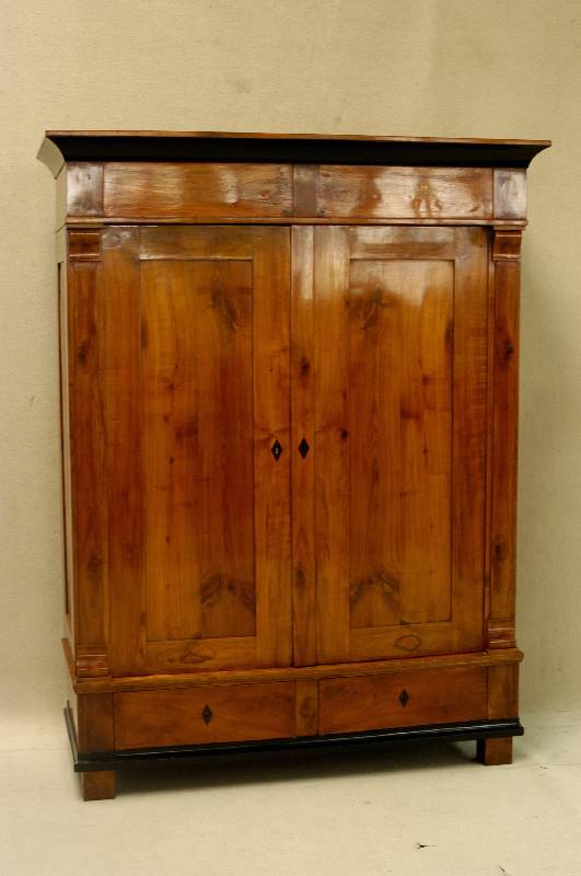 Schrank, deutsch, um 1820, Korpus Weichholz, Kirschbaum massiv, im Unterteil 2 Schubladen, TÜren mit 2 durchgehenden FÜllungen, schÖne gebogene ...