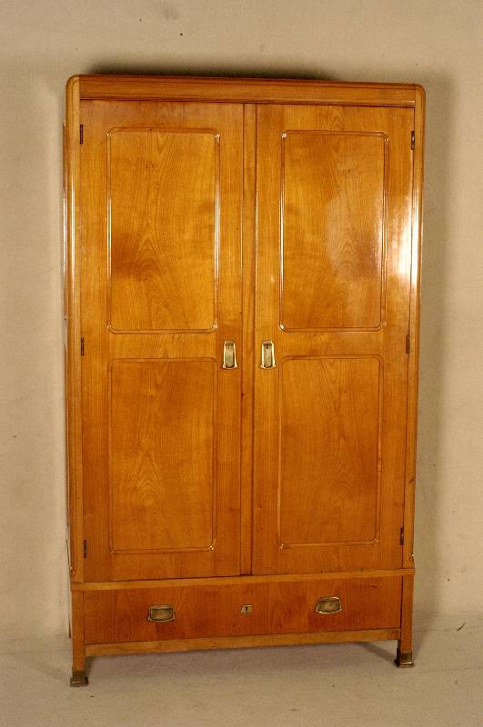 Kirschbaumschrank, deutsch, um 1925, ArtDeco , Korpus Weichholz, Kirschbaumfurnier, abgerundete Ecken, Seiten und TÜren mit DoppelfÜllungen, ...
