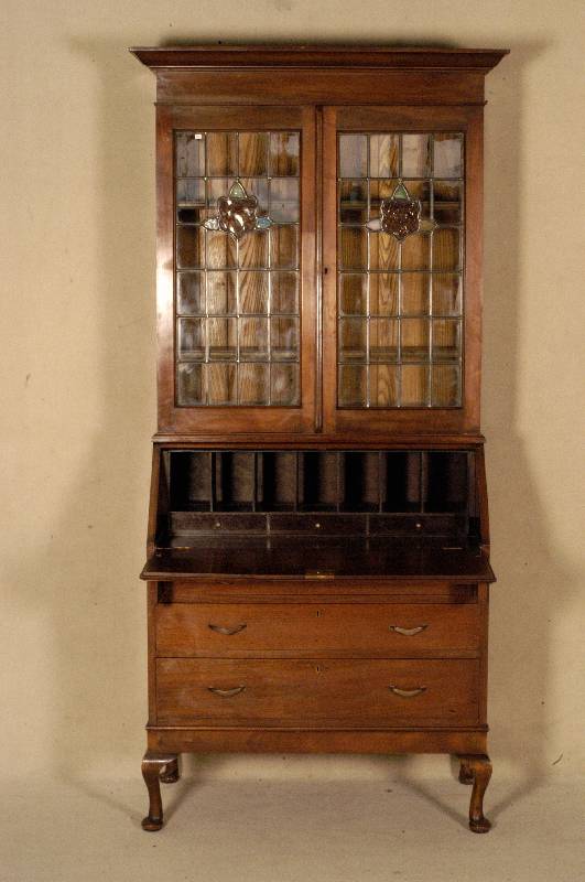 AufsatzsekretÄr, England, um 1910, Korpus Weichholz, Mahagoni massiv, Oberteil mit Blei- verglasung, Kopfleiste mehrfach getreppt, Unterteil mit 3 ...