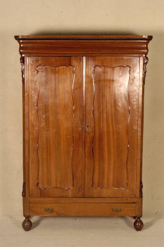 Schrank, deutsch, um 1860, Berlin, Louis Philippe, auf Rahmen gearbeitet, Korpus Weichholz, Mahagonifurnier, TÜren mit BrezelfÜllungen, ...