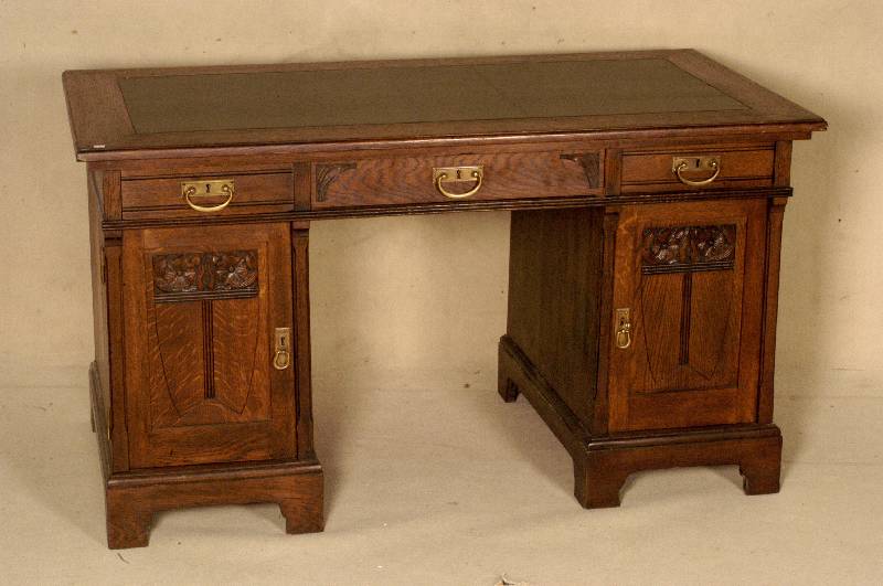 Schreibtisch, deutsch, um 1900, Korpus Weichholz, Eiche massiv, Eichefurnier, TÜrfÜllungen mit Flachschnitzereien, Blumenmotiv, Platte mit Leder ...