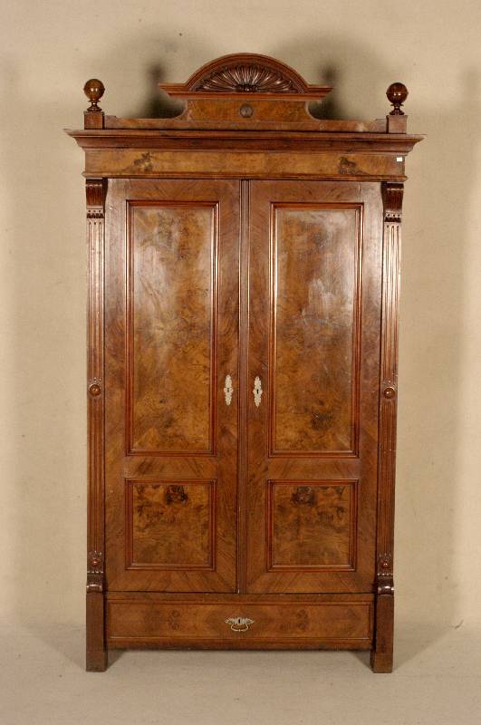 GrÜnderzeitschrank, deutsch, um 1880, Korpus Weichholz, Nußbaumfurnier, auf Rahmen gearbeitet, FÜllungen mit Wurzelnuß, Front stark gegliedert, ...