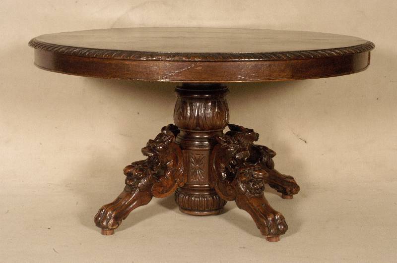 Ovaler Couchtisch, Frankreich, um 1860/70, Eiche massiv, ovale Arbeitsplatte mit ge- schuppter Umrandung, SÄulenfuß 4-fach ausla- dend, diese ...