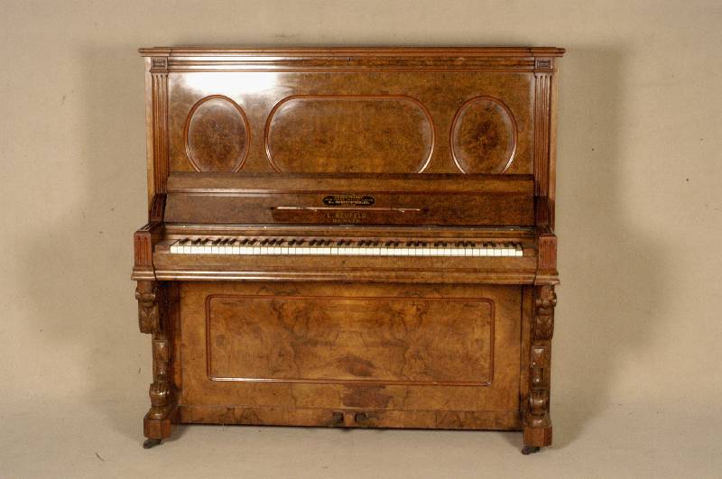 Klavier, deutsch, um 1890, Korpus Weichholz, Wurzelnußfurnier gespiegelt, reiche Drechselarbeit, klassizistischer Stil mit barockem Einschlag, ...