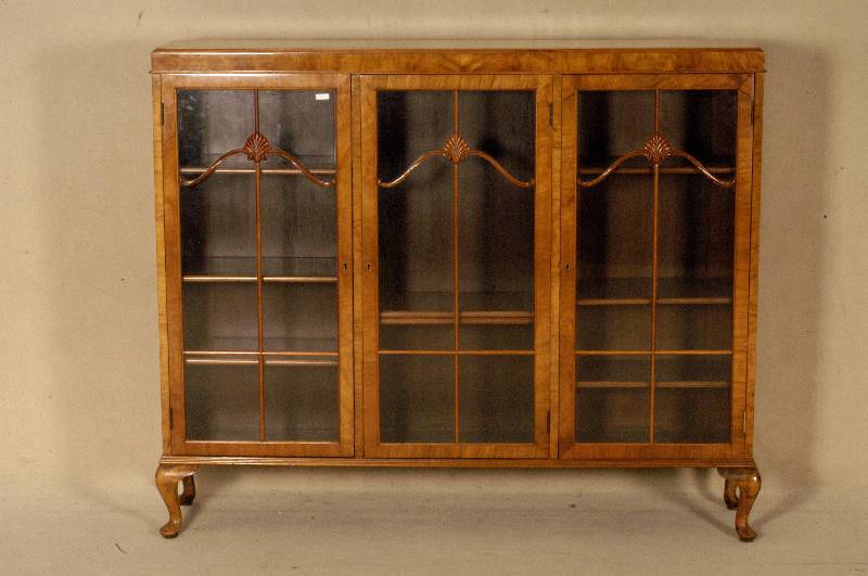 Glasschrank, England, um 1925, Korpus Weichholz, Nußbaumfurnier, schÖne durchgehende Masserung, original Glas, leicht gebogene FÜße, diese ...