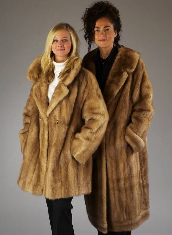 Konvolut Nerzjacke und Nerzmantel, hell- braun, Mantel (ehem. Jacke verlÄngert) Gr. 44/ 46, Innenfutter braune Seide (z. T. gerissen an NÄhten) ...