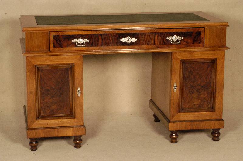 Damenschreibtisch, deutsch, um 1870/80, GrÜnderzeit, Korpus Weichholz, Front z.T. auf Rahmen gearbeitet, Wurzelnußfurnier gespiegelt , z.T. ...
