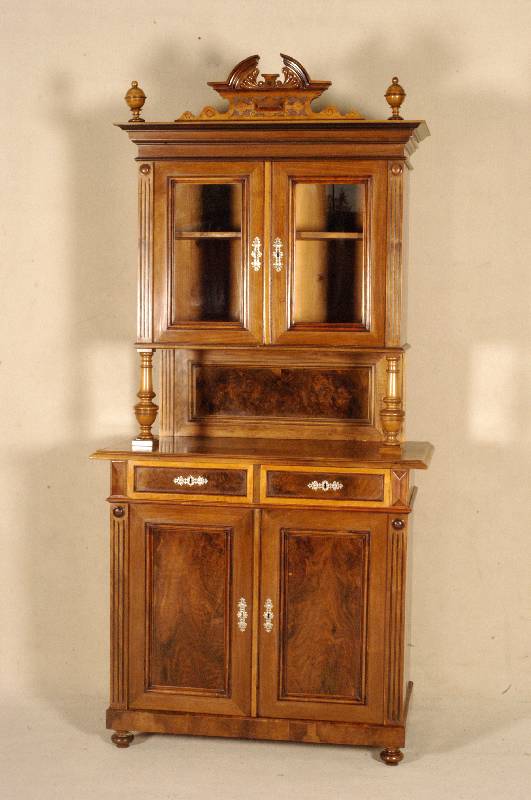 AufsatzmÖbel, deutsch, um 1890/1900, sogenanntes GrÜnderzeitmÖbel, Korpus Weichholz , z.T. auf Rahmen gearbeitet, 3-teilig, Nußbaum- bzw. ...