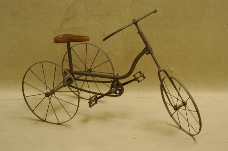 Dreirad, deutsch, um 1880/90, SpeichenrÄder, Rahmen verlÖtet und verschraubt, Kette sekundÄr, Sitz erneuert, sonst alt belassen, SammelwÜrdig, ...