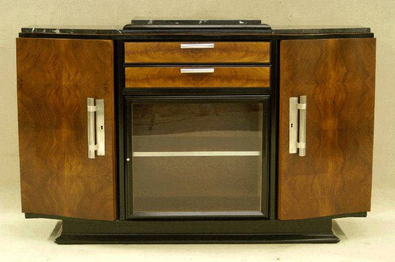 ArtDeco-Sideboard, Frankreich, um 1920, Kaukasisch Nußbaumfurnier gespiegelt, z.T. schwarz abgesetzt, extravagant gearbeitete ChrombeschlÄge, ...