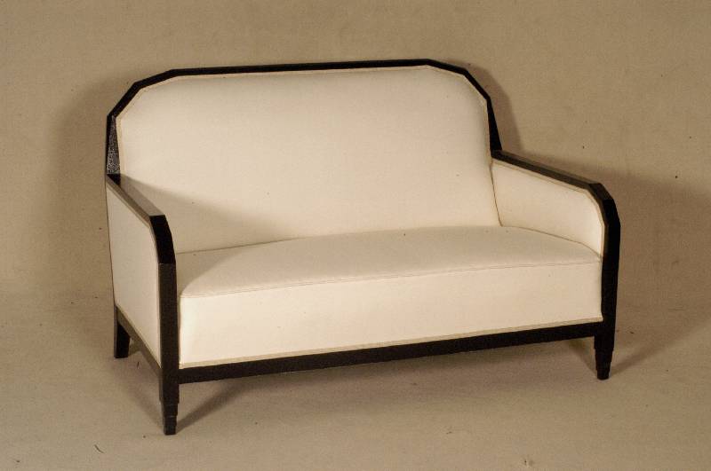 ArtDeco-Couch, Frankreich, um 1920, Holz schwarz gefaßt, allseitig umlaufender Rahmen, facettierte Lehnenrahmung, FÜße mehrfach ge- stuft, in ...